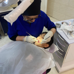 عصب کشی و پر کردن دندان شیری در مطب دکتر دانشی با 30% تخفیف