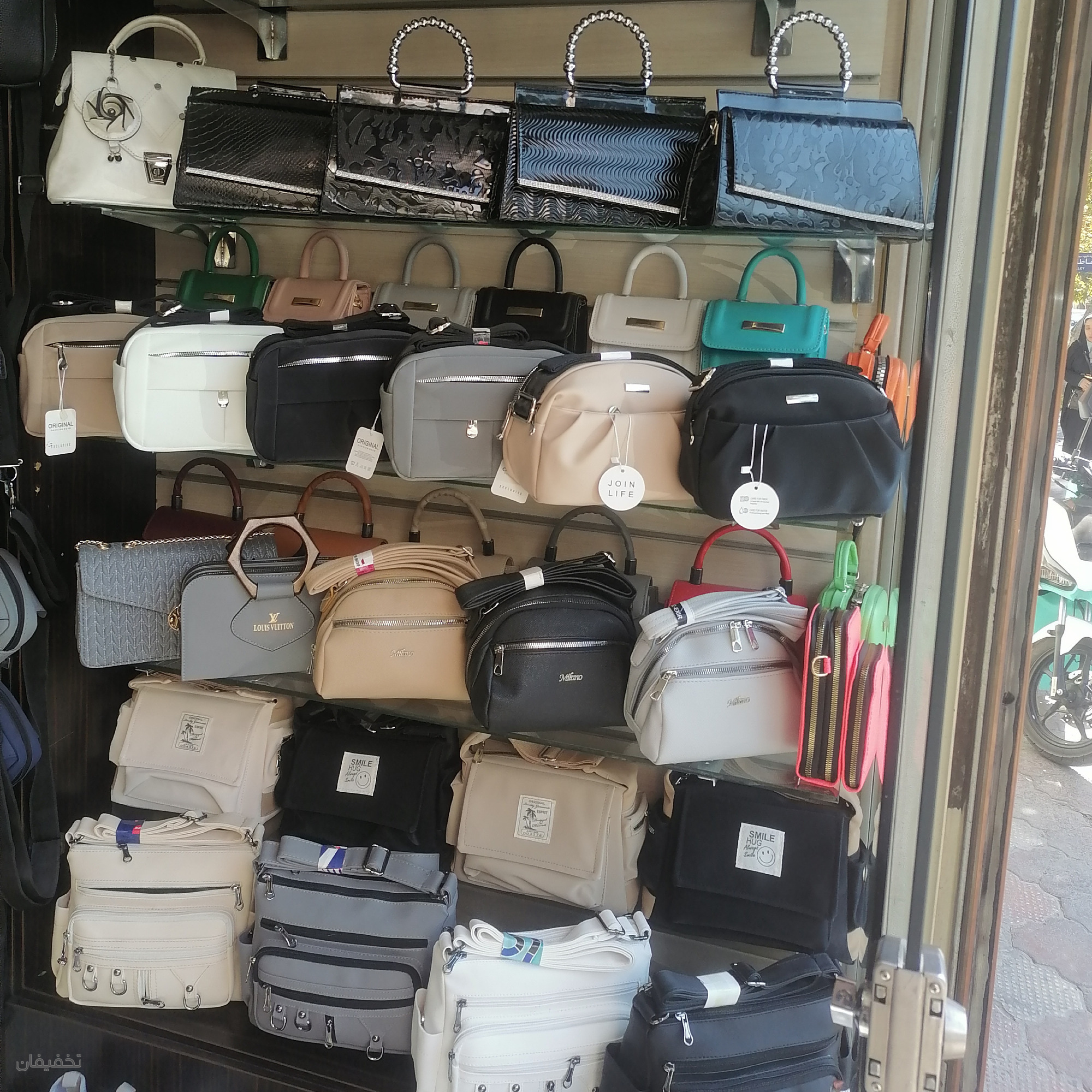 فروشگاه کیف و کفش ساینا