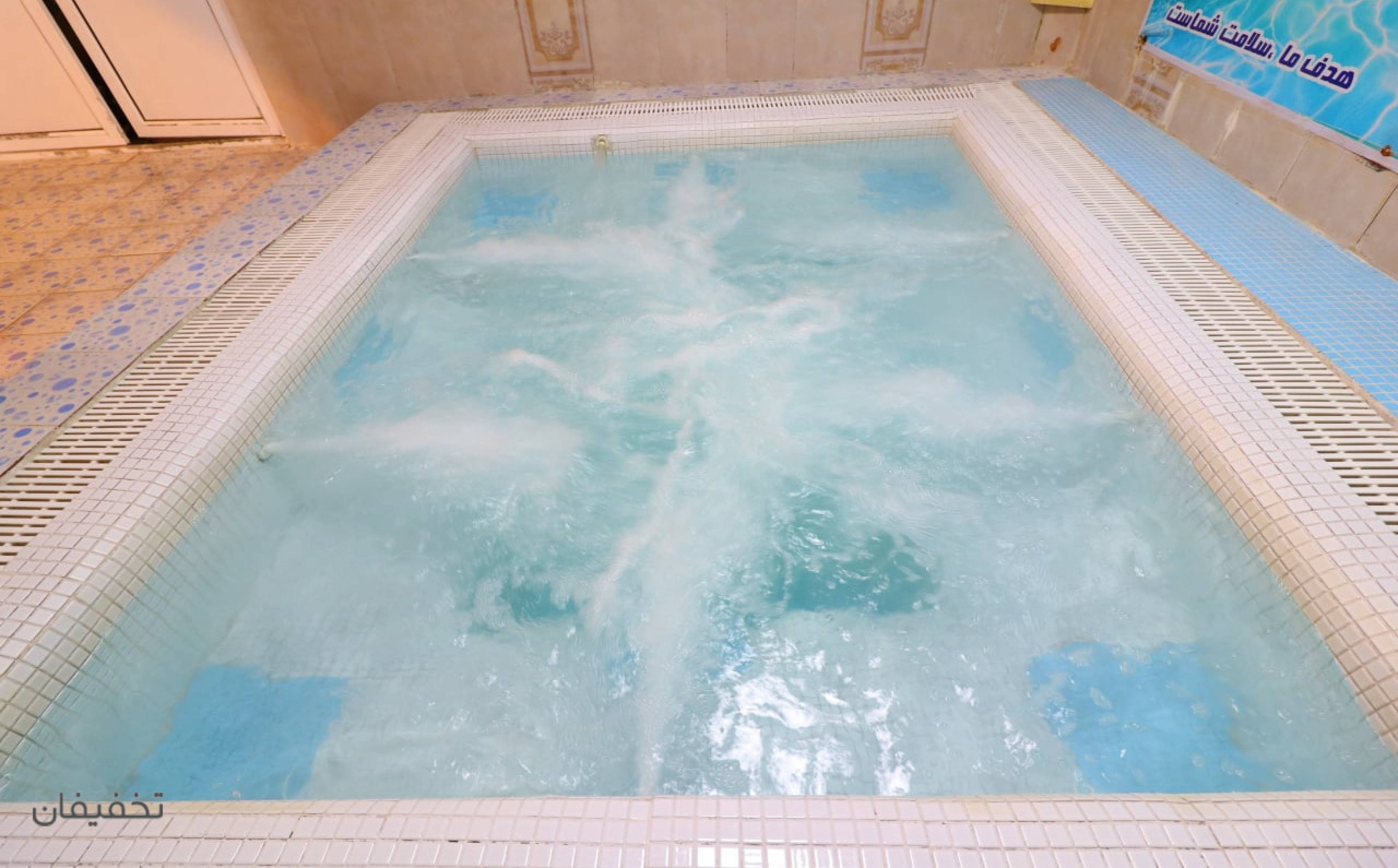 استخرسرپوشیده  قائم 